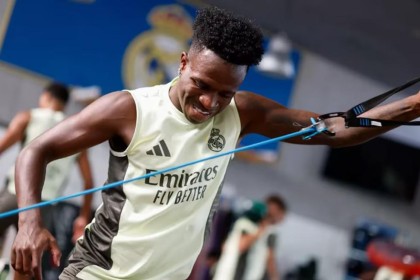 阿斯：维尼修斯国际比赛日留在队里训练，俱乐部对他充满期待