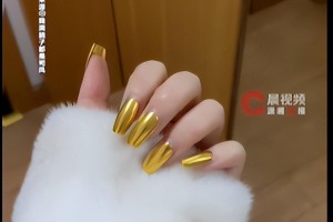 女子用20g黄金打造新年美甲，称用自己穿戴甲定做的，最新回应：是真金，过年就要装一把